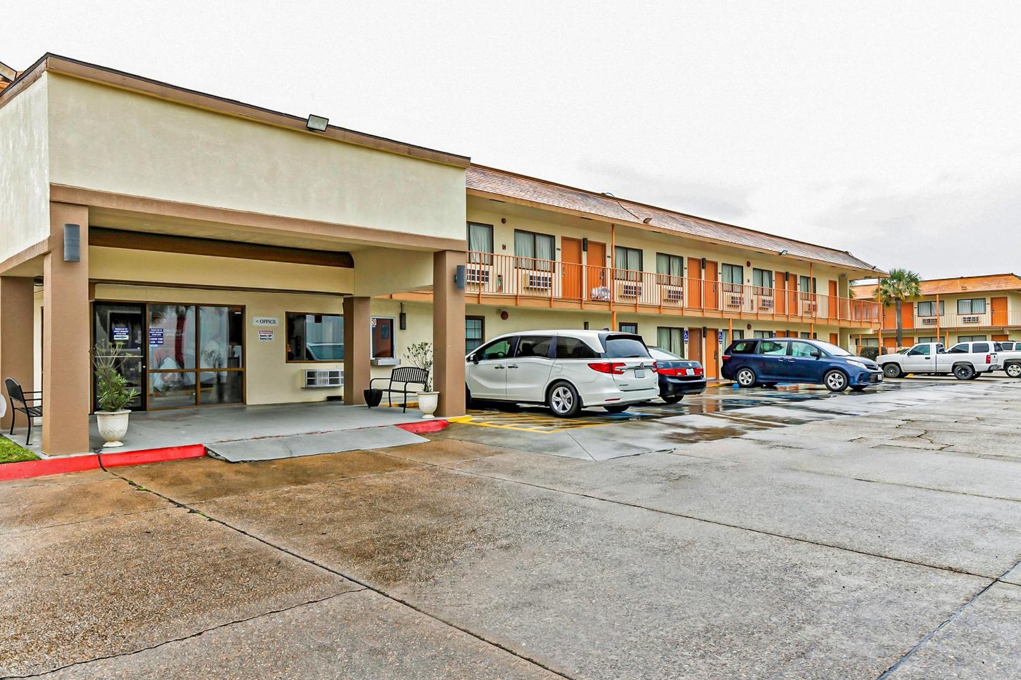 Oyo Hotel Lake Charles Hwy 10 Exterior photo