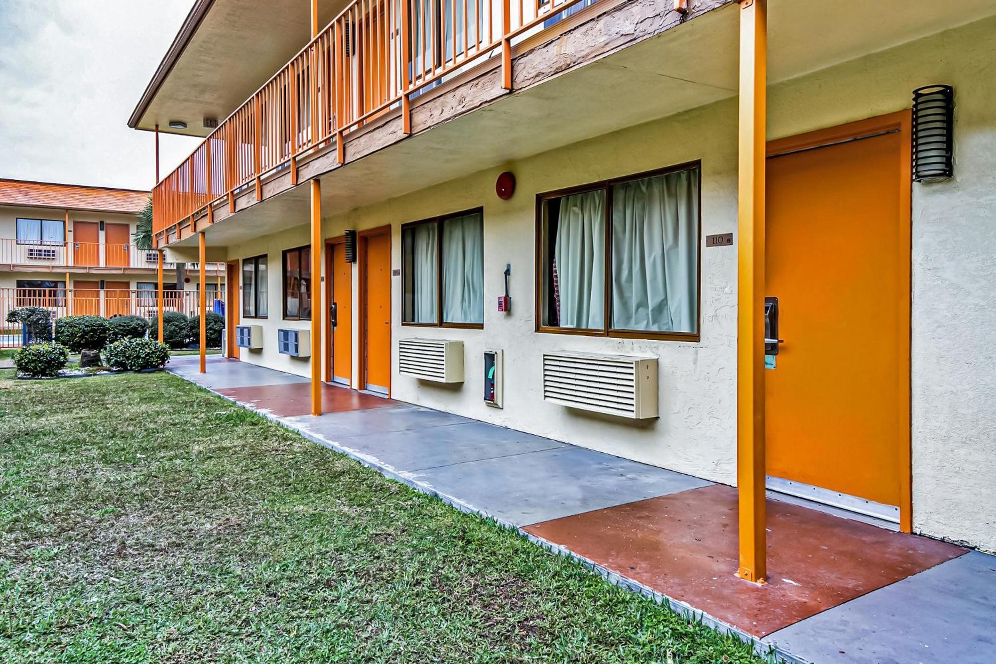 Oyo Hotel Lake Charles Hwy 10 Exterior photo